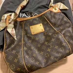 Louis Vuitton Galliera PM